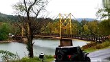 大巴车过桥，桥瞬间变形还强行开过，看得我后背直冒汗