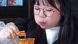 麦当劳油泼辣子圣代怎么吃？竟然能和辣条一起吃，这味道太上头！