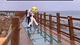 女孩抗拒走玻璃栈道，男友整蛊女友上演机制拉扯