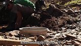 男子意外发现“金色石头”，起初并不在意，看清楚之后越挖越起劲