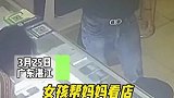 广东湛江：男子在手机店佯装买手机，拿起手机就跑