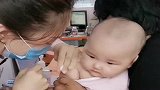 小宝宝打针的时候好乖，一针扎下去表情太逗了，萌煞旁人