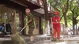 凌晨4点，一对姐弟帮环卫工妈妈扫街