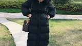 这个姑娘真好看！身穿长款黑色羽绒服，气质更好