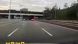 特斯拉 官方回应，该车在授权的第三方更换过天窗！正在处理中！