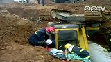 （拍客）挖掘机安装水管侧翻 司机遭埋压当场身亡