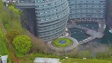 酒店建在了一个深坑里，也不怕被水淹！