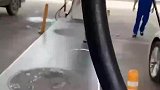 男子加油时发现，油管竟漏油立马叫来加油员