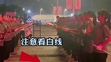 学生国旗护卫队夜训，教官拉棉线整齐如一