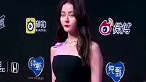 迪丽热巴穿抹胸紧身裙大秀好身材 性感十足