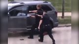 手无寸铁黑人男子被警察顶背连开7枪 女子尖叫急得直跳