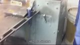 地主家儿子将1公斤黄金溶液，直接倒进清水里，没想到赚大了！