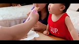在女儿面前喂老婆吃东西，没想到她竟是这个反应，真的是太好笑了
