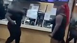 美国女子进麦当劳不肯戴口罩 店员气到直接掏枪