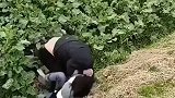 东北小姐姐与小伙打仗，都把对面衣服扒了，是个狠人