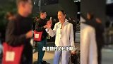 杨紫琼现身米兰惊艳众人，穿新中式上衣气场全开，62岁扛住了外媒镜头