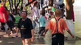 大爷晨练颠水瓶，练的是啥？