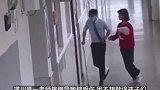 老师拄拐单腿跳进教室上课：问题不大 别耽误学生上课