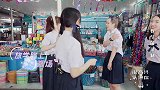 火箭少女穿泰国校服，街头嬉戏打闹，尬舞重现上学路上！