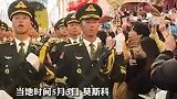 行进中手握枪口以免伤到群众，这就是中国军人！