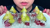吃冰冻青红提子空心包子冰块，听脆脆的声音与喝水声！