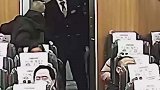 太狂了！不让抽烟就打人？拘！