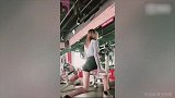 妹子身材比例非常好 这样健身出来又是个极品美女