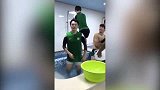 中超-14赛季-冰桶挑战·杨智挑战冰桶朴成背后卖萌-新闻