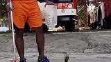 国外消防员捕蛇行动，这大哥是个高手啊