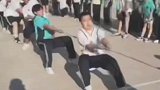 拔河比赛男生出奇招