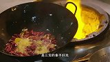 天下一锅：郫县豆瓣是火锅鸡的基础底料，把控着整体味道的走向