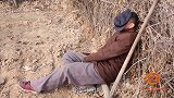 小夫妻村头吵架全程都用顺口溜，口才一个比一个牛，看完笑岔气了