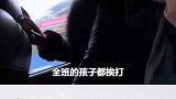 小学生上课讲话不认错，老师罚全班人被打手心，“惩戒”学生不是乱处罚