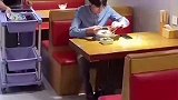 餐厅服务员在收拾桌面时，发现男子用自己筷子添加辣椒酱