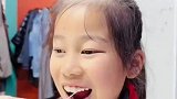 妈妈帮女儿拔牙使出两连击搞定