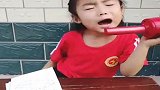 小棉袄在写作业，下一秒她的搞怪表演，看一次笑一次！