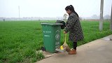农村大妈太抠门回收利用废品破烂，女儿巧用妙招成功将其治服