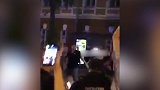 真有你的！俄罗斯球迷爬上警车庆祝 被警察按在地上暴揍