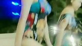 水上乐园，两位大姐姐去玩水
