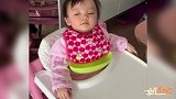 熊黛林晒宝宝超萌视频，边打瞌睡边吃饭可爱满分