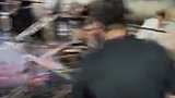 真正的“爆竹”！为辞旧迎新，村民延续有百年历史的“爆竹”活动。爆竹声此起彼伏，寓意着团结一心，新年红红火火！