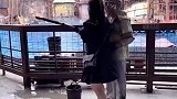 女生用水喷工作人员，被工作人员反泼