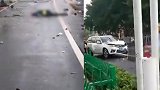安徽芜湖小轿车跨越护栏撞翻两轮车 目击者：肇事者坐地大哭