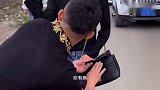 金毛看见一小偷在扒人家东西，立马叫住了他，结果小偷反过来威胁