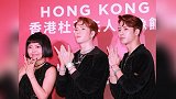 王嘉尔全黑look现身蜡像馆，化身软萌宝宝主动献吻很可爱