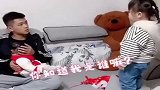 哥哥在家抱小表妹，妹妹在一旁吃醋，网友：像极了闹别扭的情侣！
