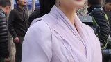 李沁在机场揪经纪人衣服，摆出好多表情都可以做表情包啦