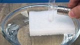 磁铁除了可以能吸铁，对水也会产生作用力。试管装满水漂浮在水面