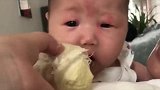 刚满月的宝宝第一次闻榴莲，接下来的反应真让人意外，太搞笑了！