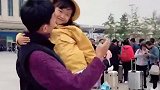 兄妹相差12岁，哥哥要回学校了，眼前这一幕，这是兄妹之间的爱